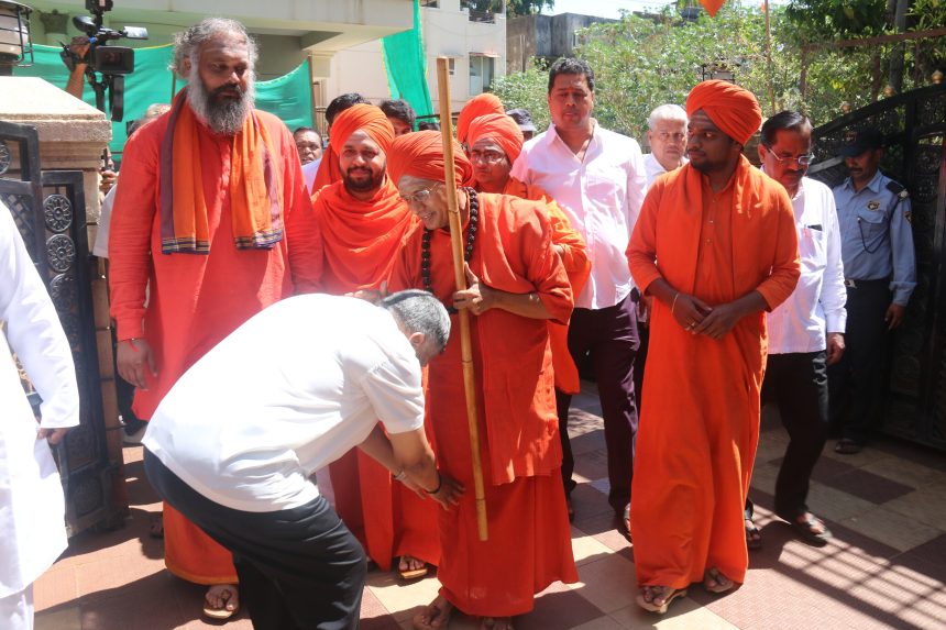 ಜಗದೀಶ್ ಶೆಟ್ಟರ್ ಗೆ ಆಶಿರ್ವಾದ ಮಾಡಿದ ವಿವಿಧ ಮಠಾಧೀಶರು