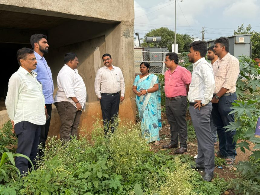 ವೇಕಲಗಳ ವರ್ಕ್ ಶಾಪ್ (ಗ್ಯಾರೇಜ್) ನಿರ್ಮಿಸಲು ಪೌರಕಾರ್ಮಿಕರಿಗೆ ಅನುಕೂಲ ಮಾಡುವ ದೃಷ್ಟಿಯಿಂದ ನೂತನ ಜಾಗವನ್ನು ಪರಿಶೀಲಿಸಿದರು