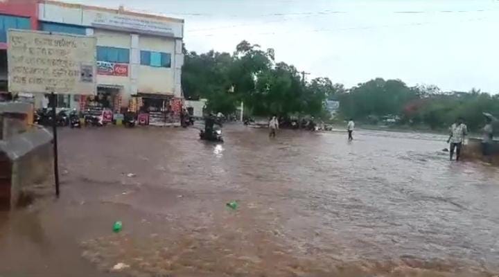 ಚಾಮರಾಜನಗರ ಜಿಲ್ಲೆಯಾದ್ಯಂತ ಬಾರಿ ಮಳೆ:ಹೊಳೆ ಎಂತಾದ ರಸ್ತೆಗಳು