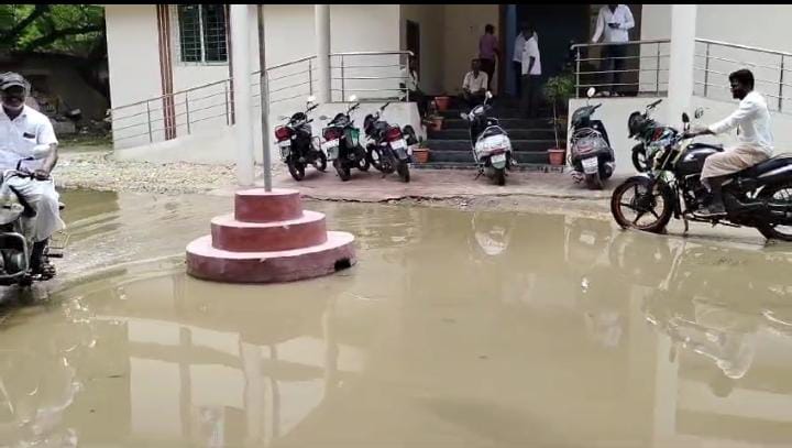 ಹಳ್ಳ ಹಿಡಿದ ಯೋಜನೆ, ಇಂಜಿನೀಯರಿಂಗ್ ಕಛೇರಿ ಮುಂದೆ ಕಿರು ಹೊಂಡ