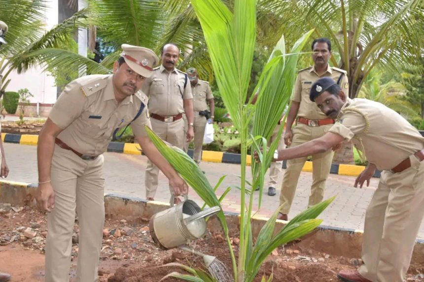 ಬಾಗಲಕೋಟೆ ಜಿಲ್ಲಾ ಪೊಲೀಸ್ ಇಲಾಖೆಯಿಂದ ಸಸಿ ನೀಡುವ ಕಾರ್ಯಕ್ರಮ