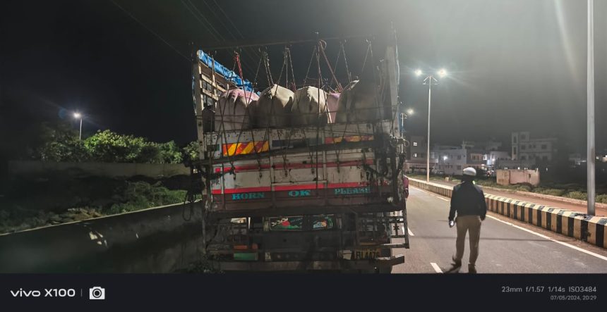 ಬಸವಣ್ಣ ಪೂಜೆ ಮಾಡುವ ಮಣ್ಣೆತ್ತಿನ ಅಮಾವಾಸ್ಯೆ ದಿನದಂದೆ ,ಅಕ್ರಮವಾಗಿ ಗೋವು ಸಾಗಾಟ, ತಡೆಹಿಡಿದ ಶ್ರೀರಾಮ್ ಸೇನೆ.