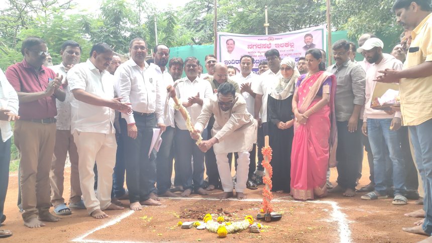 ಇಂದಿರಾ ಕ್ಯಾಂಟೀನ್ ನಿರ್ಮಾಣ, ಭೂಮಿ ಪೂಜೆಯನ್ನು ಜನಪ್ರಿಯ ಶಾಸಕರಾದ ಶ್ರೀ ವಿಜಯಾನಂದ ಎಸ್ ಕಾಶಪ್ಪನವರ