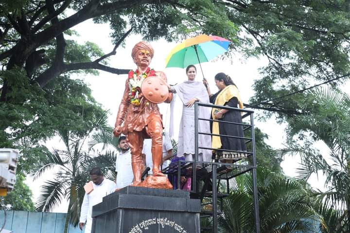 ಪ್ರಿಯಾಂಕ ಜಾರಕಿಹೋಳಿ ಅವರು ರಾಜ್ಯದ ಮಹಾನ ವ್ಯಕ್ತಿಗಳಿಗೆ ನಮನ ಸಲ್ಲಿಸಿದ ಕ್ಷಣ.