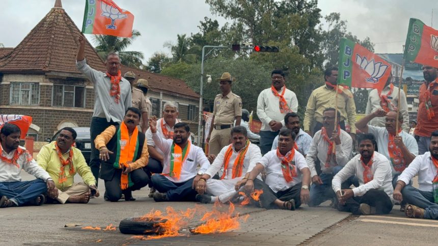 ರಾಣಿ ಚೆನ್ನಮ್ಮ ಸರ್ಕಲ್ ನಲ್ಲಿ ಭಾರತೀಯ ಜನತಾ ಪಾರ್ಟಿ ವತಿಯಿಂದ ಪ್ರತಿಭಟನೆ ಟೈರ್ ಗೆ ಬೆಂಕಿ ಹಚ್ಚಿ ಆಕ್ರೋಶ