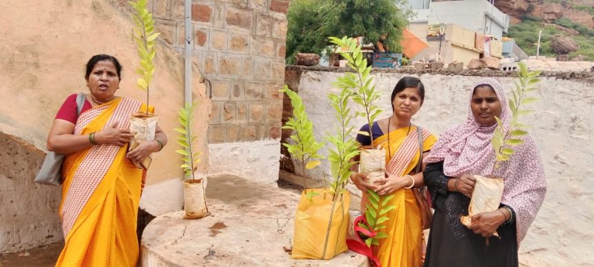 ಮಹಿಳಾ ಮತ್ತು ಮಕ್ಕಳ ಅಭಿವೃದ್ಧಿ ಇಲಾಖೆಯಲ್ಲಿ ಅಂಗನವಾಡಿ ಕಾರ್ಯಕರ್ತೆಯರಿಗೆ ಮೊಬೈಲ್ ಹಾಗೂ ಸಸಿ ವಿತರಣೆ.