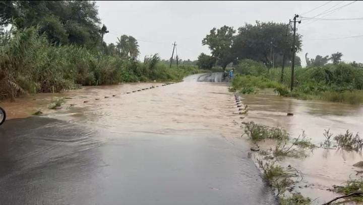 ಗೋಕಾಕ್ ತಾಲೂಕಿನಲ್ಲಿ ಧಾರಾಕಾರ ಮಳೆ ಹಿನ್ನೆಲೆ,ಯುವಕನ ಹುಚ್ಚಾಟ ಕುಡಿದ ನಿಸೆಯಲ್ಲಿ