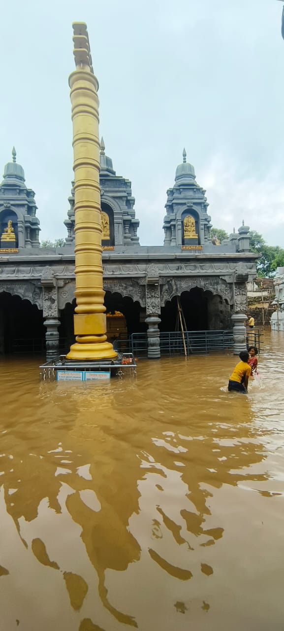 ಯಡೂರ ವೀರಭದ್ರೇಶ್ವರ ಗರ್ಭಗುಡಿ ಸಂಪೂರ್ಣ ಜಲಾವೃತ