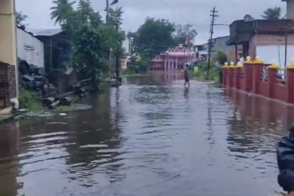 ಇಂದು ಸಂಕೇಶ್ವರ ಪಟ್ಟಣದಲ್ಲಿ ಧಾರಾಕಾರ ಮಳೆಯಿಂದ ನದಿ ದಡದಲ್ಲಿರುವ ದೇವಸ್ಥಾನ ಹಾಗೂ ಮನೆಗಳಿಗೆ ನೀರಿನ ಜಲ ಸ್ತಂಭಣ