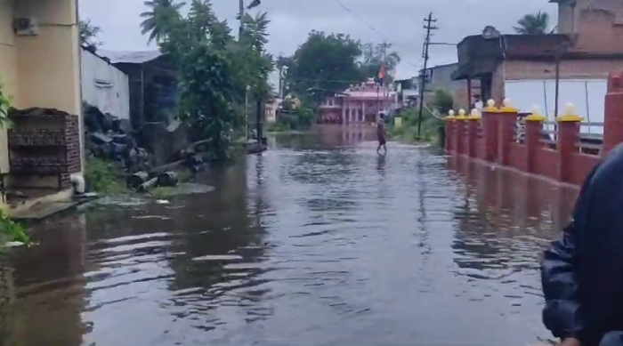 ಇಂದು ಸಂಕೇಶ್ವರ ಪಟ್ಟಣದಲ್ಲಿ ಧಾರಾಕಾರ ಮಳೆಯಿಂದ ನದಿ ದಡದಲ್ಲಿರುವ ದೇವಸ್ಥಾನ ಹಾಗೂ ಮನೆಗಳಿಗೆ ನೀರಿನ ಜಲ ಸ್ತಂಭಣ