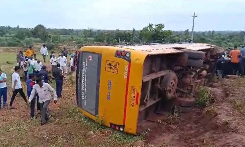 ಪಾಶ್ಚಾಪುರ ರಸ್ತೆಯಲ್ಲಿ ಖಾಸಗಿ ಶಾಲೆಯ ಬಸ್‌ ಪಲ್ಟಿ : ಹಲವು ವಿದ್ಯಾರ್ಥಿಗಳಿಗೆ ಗಾಯ 