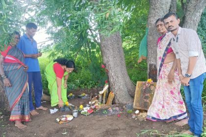 -ಕಂದಗಲ್ ಗ್ರಾಮದಲ್ಲಿ ನಾಗರಪಂಚಮಿ ಹಬ್ಬದಂದು ಮಹಿಳೆಯರು ನಾಗದೇವರ ಮೂರ್ತಿಗೆ ಭಕ್ತಿ ಭಾವದಿಂದ ಹಾಲೇರೆದರು.