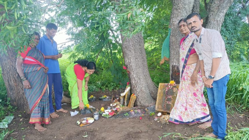 -ಕಂದಗಲ್ ಗ್ರಾಮದಲ್ಲಿ ನಾಗರಪಂಚಮಿ ಹಬ್ಬದಂದು ಮಹಿಳೆಯರು ನಾಗದೇವರ ಮೂರ್ತಿಗೆ ಭಕ್ತಿ ಭಾವದಿಂದ ಹಾಲೇರೆದರು.