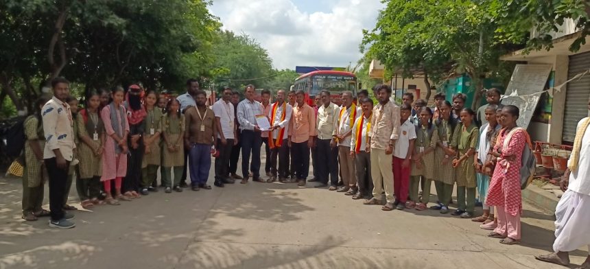 ಕೆಲವು ಹಳ್ಳಿಗಳಿಗೆ ಬಸ್ ಸಂಚಾರ ಪ್ರಾರಂಭ ಮಾಡುವಂತೆ ಕರವೇ ವತಿಯಿಂದ ಪ್ರತಿಭಟನೆ.