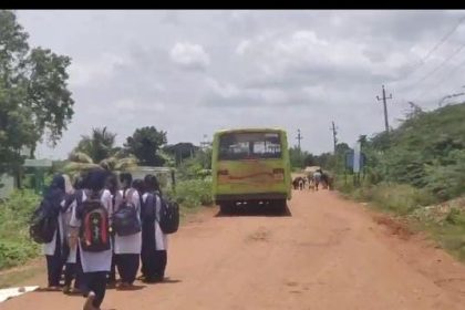 ಬಸ್ಸಿಗಾಗಿ ಪರದಾಡುತ್ತಿರುವ ಶಾಲಾ ಮಕ್ಕಳು.