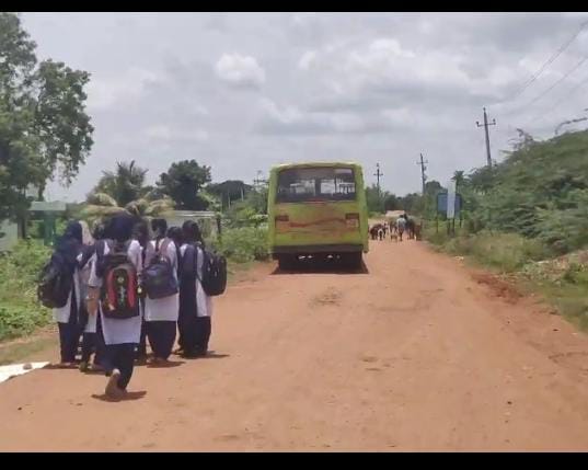 ಬಸ್ಸಿಗಾಗಿ ಪರದಾಡುತ್ತಿರುವ ಶಾಲಾ ಮಕ್ಕಳು.