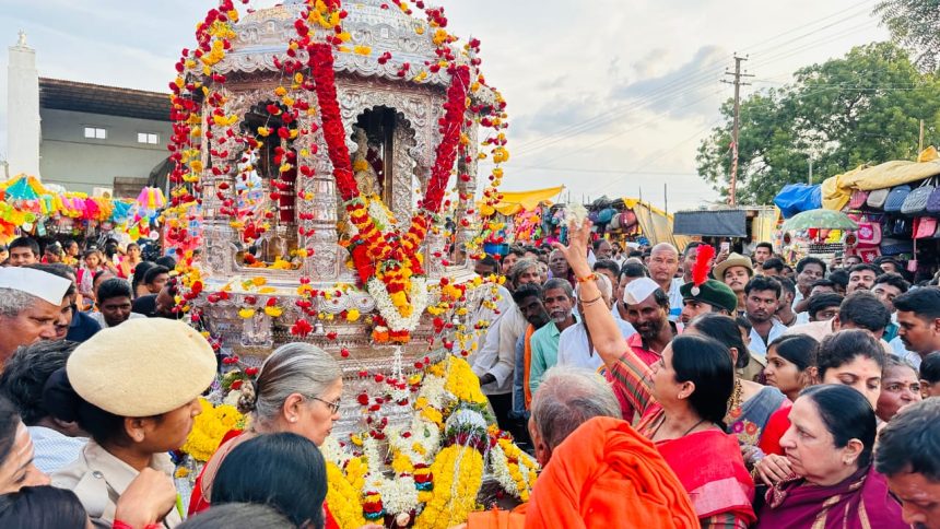 ಬೆಳ್ಳಿ ರಥೋತ್ಸವಕ್ಕೆ ಸಚಿವೆ ಲಕ್ಷ್ಮೀ ಹೆಬ್ಬಾಳಕರ್ ಚಾಲ