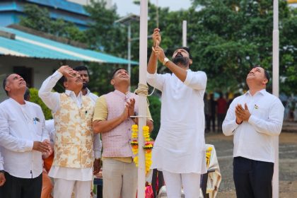 ಹರ್ಷ ಶುಗರ್ಸ್ ನಲ್ಲಿ ಚನ್ನರಾಜ ಹಟ್ಟಿಹೊಳಿ ಧ್ವಜಾರೋಹಣ