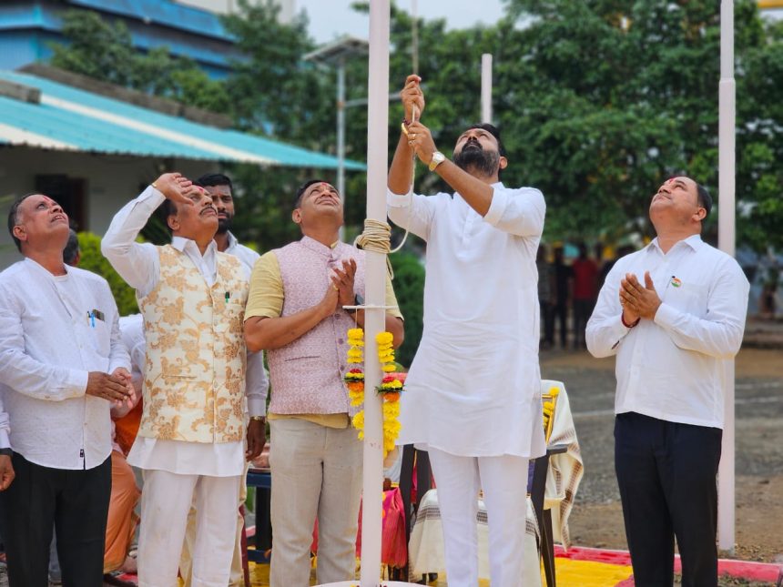 ಹರ್ಷ ಶುಗರ್ಸ್ ನಲ್ಲಿ ಚನ್ನರಾಜ ಹಟ್ಟಿಹೊಳಿ ಧ್ವಜಾರೋಹಣ