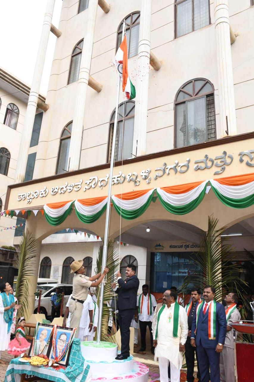 ತಾಲೂಕು ಆಡಳಿತಸೌಧದಲ್ಲಿ ಧ್ವಜಾರೋಹಣ ನೆರವೇರಿಸಿದ ಹುಬ್ಬಳ್ಳಿ ಗ್ರಾಮೀಣ ತಹಶೀಲ್ದಾರರಾದ ಪ್ರಕಾಶ ನಾಶಿ