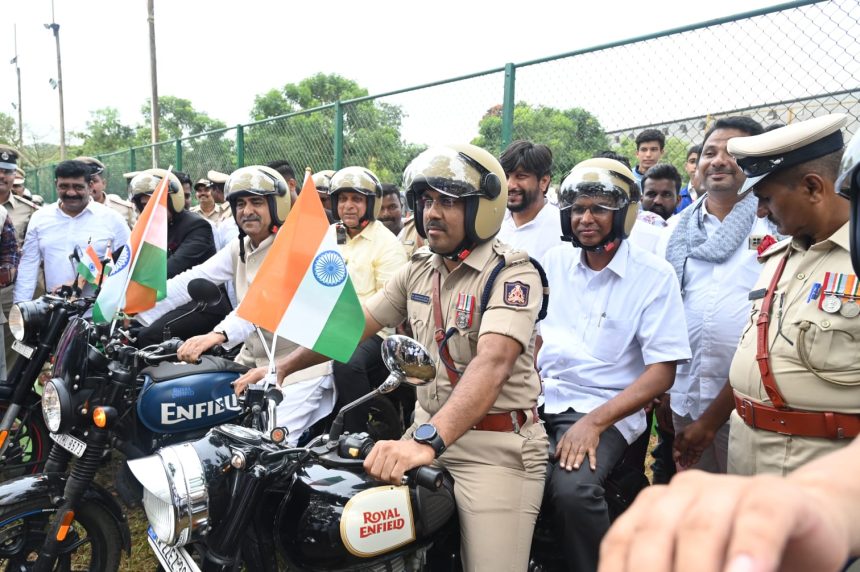 ಹೆಲ್ಮೆಟ್ ಧರಿಸಿ ನಗರದಲ್ಲಿ ಸಂಚರಿಸಿದ ಜಿಲ್ಲಾ ಉಸ್ತುವಾರಿ ಸಚಿವರು