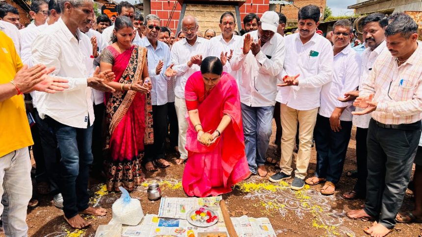 ವಿವಿಧ ಸಂಪರ್ಕ ರಸ್ತೆ ಕಾಮಗಾರಿಗೆ ಸಚಿವೆ ಲಕ್ಷ್ಮೀ ಹೆಬ್ಬಾಳಕರ್ ಭೂಮಿ ಪೂಜೆ