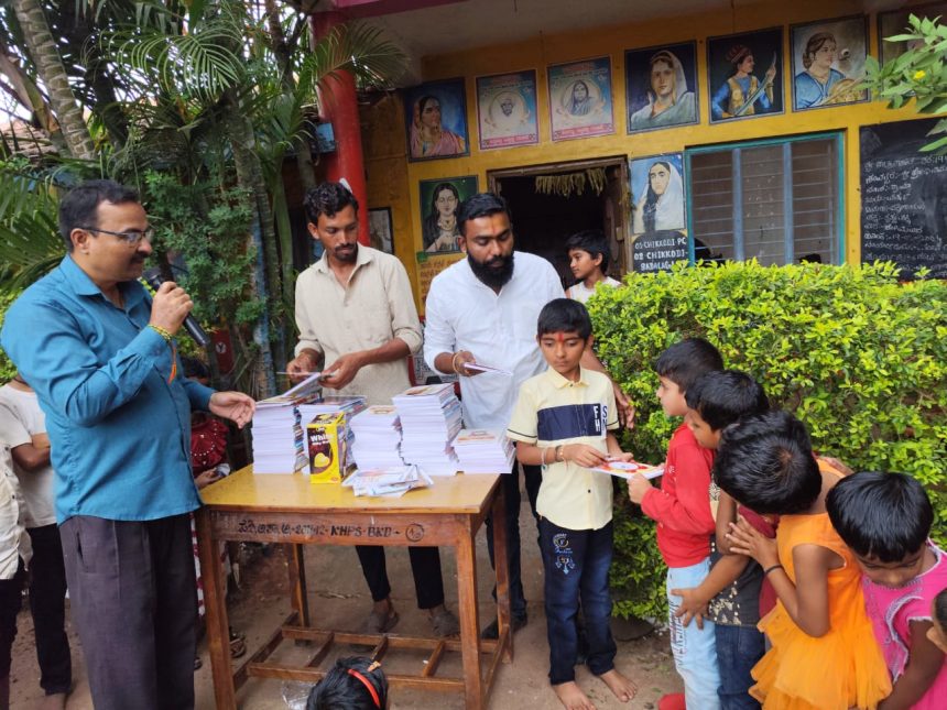 ಹುಟ್ಟು ಹಬ್ಬದ ನಿಮಿತ್ಯ ಬುಕ್ಕು ಪೆನ್ನು, ಸ್ವೀಟ್ ವಿತರಣೆ.