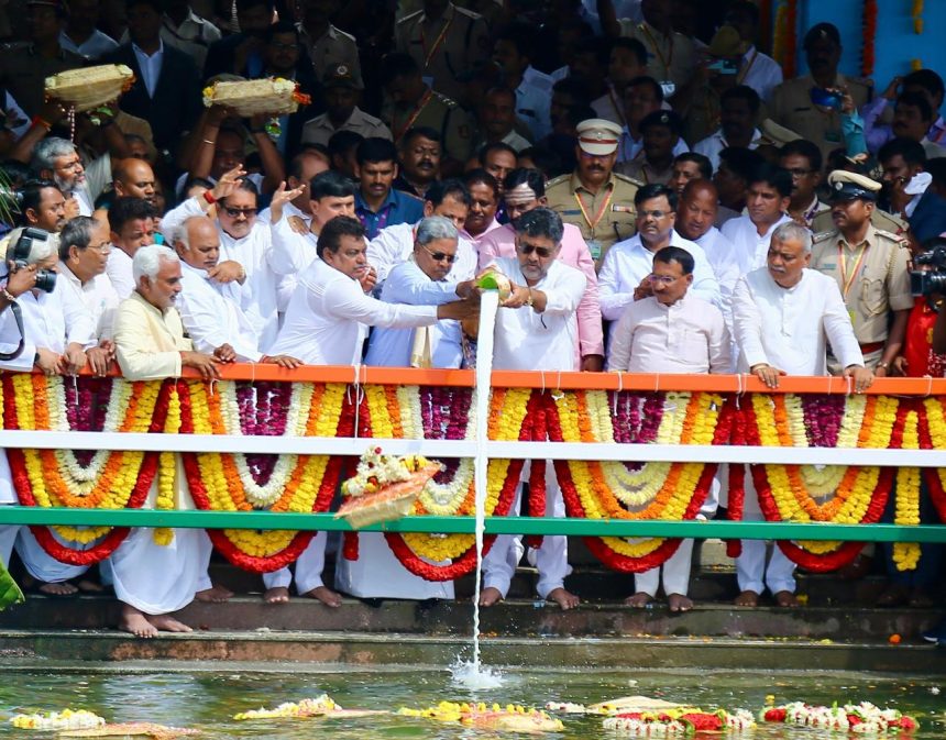 ಮುಖ್ಯಮಂತ್ರಿ ಸಿದ್ದರಾಮಯ್ಯ ಮತ್ತು ಉಪಮುಖ್ಯಮಂತ್ರಿ ಡಿ.ಕೆ. ಶಿವಕುಮಾರ್ ,ಗಂಗಾಪೂಜೆ ಸಲ್ಲಿಸಿ ಬಾಗಿನ ಅರ್ಪಣೆ