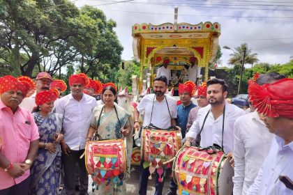 ಶ್ರೀ ಕೃಷ್ಣನ ಭಾವಚಿತ್ರಕ್ಕೆ ಮಾಲಾರ್ಪಣೆ ಮಾಡಿ, ಡೊಳ್ಳು ಬಾರಿಸುವ ಮೂಲಕ ಶ್ರೀ ಕೃಷ್ಣನ ರಥೋತ್ಸವದ ಮೆರವಣೆಗೆಗೆ ಚಾಲನೆ