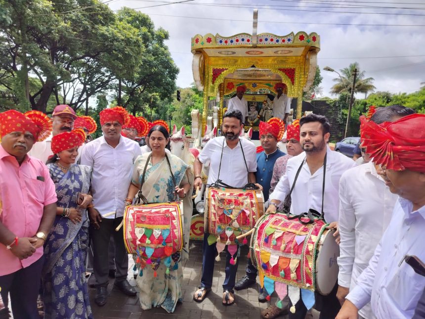 ಶ್ರೀ ಕೃಷ್ಣನ ಭಾವಚಿತ್ರಕ್ಕೆ ಮಾಲಾರ್ಪಣೆ ಮಾಡಿ, ಡೊಳ್ಳು ಬಾರಿಸುವ ಮೂಲಕ ಶ್ರೀ ಕೃಷ್ಣನ ರಥೋತ್ಸವದ ಮೆರವಣೆಗೆಗೆ ಚಾಲನೆ