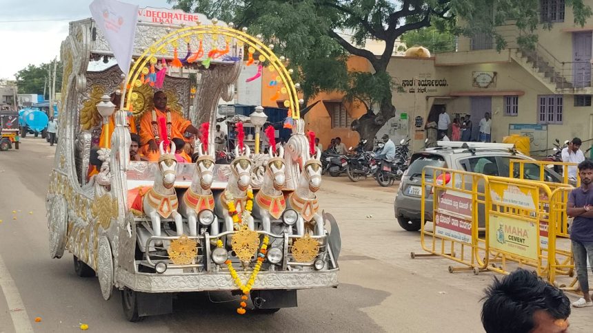 ಸಿದ್ಧಾರೂಢರ ಶಿಲಾ ಮೂತಿ೯ಯ ಮೆರವಣಿಗೆ