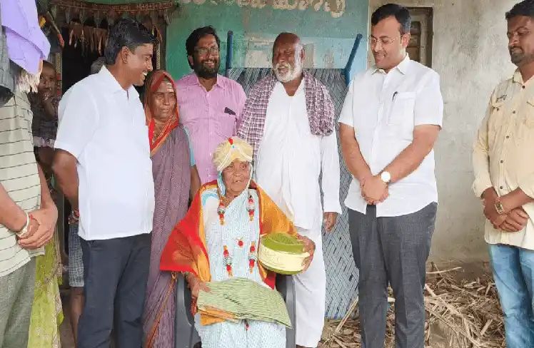 ಗೃಹಲಕ್ಷ್ಮೀ ಹಣದಿಂದ ಊಟ ಹಾಕಿಸಿದ ಅಜ್ಜಿಗೆ ರೇಷ್ಮೆ ಸೀರೆ ನೀಡಿ ಸನ್ಮಾನ 