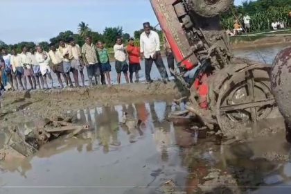 ಗದ್ದೆಯಲ್ಲಿ ಟ್ರ್ಯಾಕ್ಟರ್ ಪಲ್ಟಿ: ರೈತ ಸಾವು