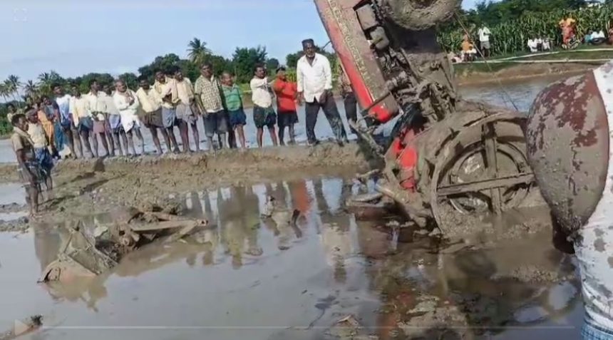 ಗದ್ದೆಯಲ್ಲಿ ಟ್ರ್ಯಾಕ್ಟರ್ ಪಲ್ಟಿ: ರೈತ ಸಾವು