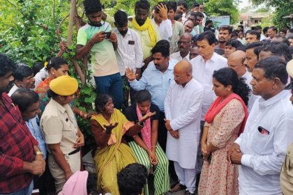 ಕಾಗಿಣ ನದಿಯಲ್ಲಿ ಕೊಚ್ಚಿಕೊಂಡು ಕಾಣೆಯಾದ ರಾಜು ಕುಟುಂಬಕ್ಕೆ ಸಚಿವ ಡಾ.ಶರಣಪ್ರಕಾಶ್ ಪಾಟೀಲ ಸಾಂತ್ವಾನ.