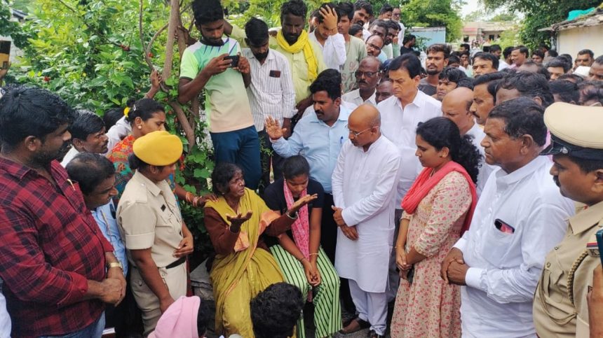 ಕಾಗಿಣ ನದಿಯಲ್ಲಿ ಕೊಚ್ಚಿಕೊಂಡು ಕಾಣೆಯಾದ ರಾಜು ಕುಟುಂಬಕ್ಕೆ ಸಚಿವ ಡಾ.ಶರಣಪ್ರಕಾಶ್ ಪಾಟೀಲ ಸಾಂತ್ವಾನ.