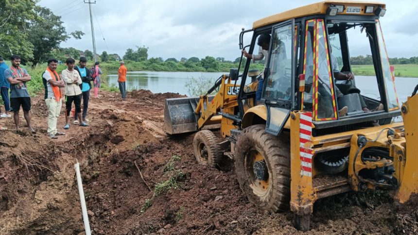 ಸಂಗಮೇಶ್ವರ ಗ್ರಾಮದ ಸಣ್ಣ ಕೆರೆ ಒಡೆದು ಹಾನಿ  ದುರಸ್ತಿ ಕಾರ್ಯಕೈಗೊಂಡ ಗ್ರಾಪಂ ಆಡಳಿತ ಮಡಳಿ