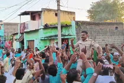 ಗಣೇಶ ವಿಸರ್ಜನೆ ವೇಳೆ ಪಿಎಸ್ಐ ಸಖತ್ ಸ್ಟೆಪ್.