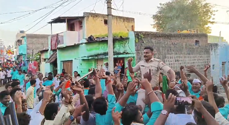 ಗಣೇಶ ವಿಸರ್ಜನೆ ವೇಳೆ ಪಿಎಸ್ಐ ಸಖತ್ ಸ್ಟೆಪ್.