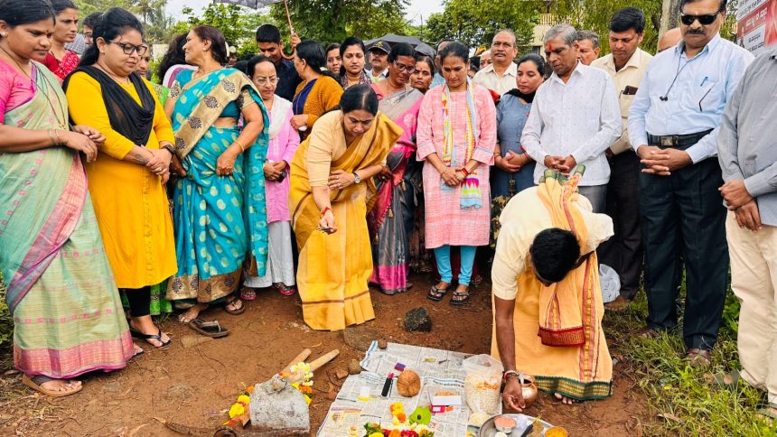 ರಸ್ತೆ ನಿರ್ಮಾಣ ಕಾಮಗಾರಿಗೆ ಭೂಮಿ ಪೂಜೆ ನೆರವೇರಿಸಿದ ಸಚಿವೆ ಲಕ್ಷ್ಮೀ ಹೆಬ್ಬಾಳಕರ್