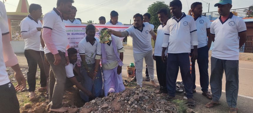 -“ಸ್ವಚ್ಛ ಭಾರತ ಮಿಷನ್” “ಏಕ ಪೇಡ್ ಮಾ ಕಾ ನಾಮ (ತಾಯಿ ಹೆಸರಿನಲ್ಲಿ) ಗಿಡ ಹಚ್ಚುವ”ಘೋಷ ವ್ಯಾಖ್ಯೆ.”