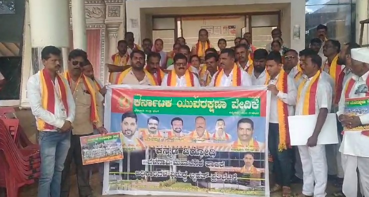 ಮರಾಠಿ ನಾಮಫಲಕ ತೆರವು ಕುರಿತು ಯುವ ರಕ್ಷಣಾ ವೇದಿಕೆ ವತಿಯಿಂದ ಬೆಳಗಾವಿ ಮಹಾನಗರ ಪಾಲಿಕೆ ಕಂದಾಯ ಆಯುಕ್ತರಿಗೆ ಮನವಿ.