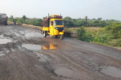 ಚಿತ್ತಾಪುರ- ರಾಜಶ್ರೀ ಸಿಮೆಂಟ್ ಹೋಗುವ ರಸ್ತೆ ಸಂಪೂರ್ಣ ಹದಗೆಟ್ಟಿದೆ.