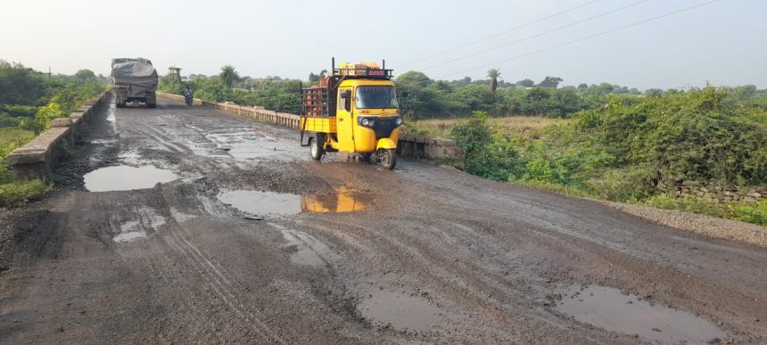 ಚಿತ್ತಾಪುರ- ರಾಜಶ್ರೀ ಸಿಮೆಂಟ್ ಹೋಗುವ ರಸ್ತೆ ಸಂಪೂರ್ಣ ಹದಗೆಟ್ಟಿದೆ.