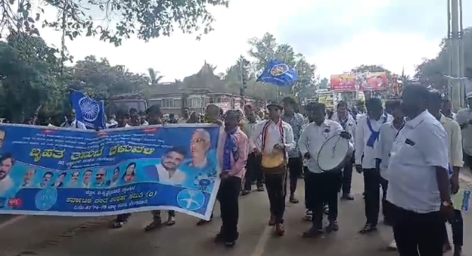 ಒಳಮಿಸಲಾತಿಗಾಗಿ ನೂರಾರು ಮಾದಿಗರಿಂದ ತಮಟೆ ಚಳುವಳಿ