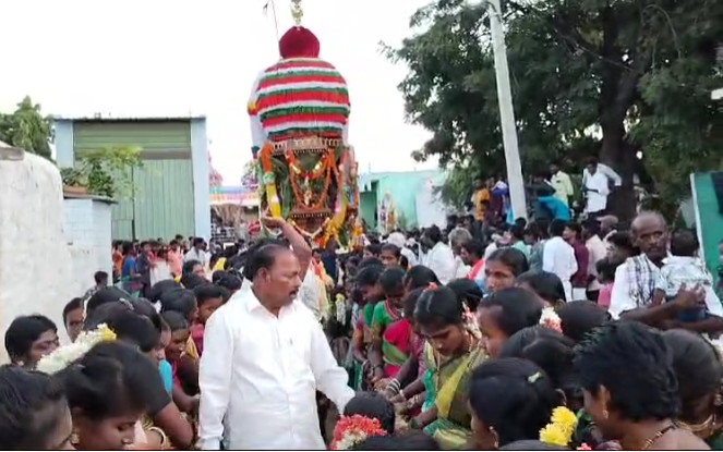 ಮಿಟ್ಟೆಸೂಗೂರು ಗ್ರಾಮದಲ್ಲಿ ದೇವಿ ಪುರಾಣ ಪ್ರವಚನ ಮಹಾಮಂಗಲ ಹಾಗೂ ಶ್ರೀ ಮಾರಿಕಾಂಬೆ ದೇವಿಯ ರಥೋತ್ಸವ ಶನಿವಾರ ಸಾಯಂಕಾಲಅದ್ದೂರಿಯಿಂದ ಜರುಗಿತು