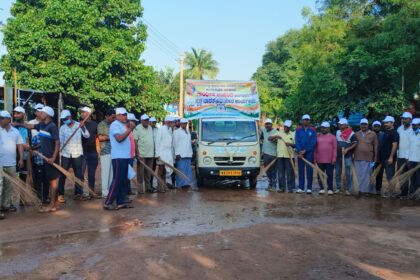  ಸ್ವಾತಂತ್ರ ಹೋರಾಟಗಾರರ ಗ್ರಾಮ ಚೊಳಚಗುಡ್ಡ ಗ್ರಾಮದ ಯುವಕ ಮಿತ್ರರು ಗುರುಹಿರಿಯರಿಂದ ಸ್ವಚ್ಛ ಭಾರತ ಅಭಿಯಾನ.