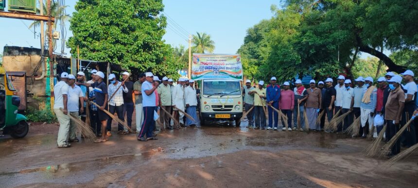  ಸ್ವಾತಂತ್ರ ಹೋರಾಟಗಾರರ ಗ್ರಾಮ ಚೊಳಚಗುಡ್ಡ ಗ್ರಾಮದ ಯುವಕ ಮಿತ್ರರು ಗುರುಹಿರಿಯರಿಂದ ಸ್ವಚ್ಛ ಭಾರತ ಅಭಿಯಾನ.