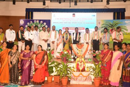  ಪಟ್ಟಣದ ತೋಟಗಾರಿಕೆ ವಿಜ್ಞಾನಿಗಳ ವಿಶ್ವವಿದ್ಯಾಲಯದ ಸಭಾಂಗಣದಲ್ಲಿ,ಒಕ್ಕೂಟ ಪದಾಧಿಕಾರಗಳ ಸಮಾವೇಶ.