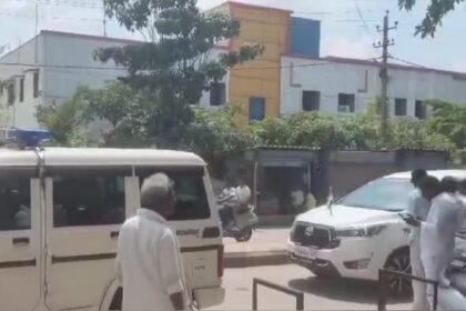  ಸಿಮೆಂಟ್ ಕಾರ್ಖಾನೆಯ ರೈಲು ಹಳಿ ತೆರವುಗೊಳಿಸುವಂತೆ ಒತ್ತಾಯಿಸಿ ವ್ಯಾಪಕ ಒತ್ತಾಯ ಇರುವ ಬೆನ್ನಲ್ಲೆ ಸಚಿವರಿಗೂ ರೈಲು ಸಂಚಾರ ಶಾಕ್